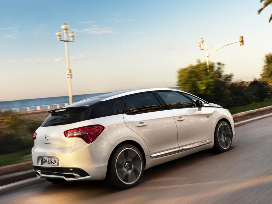  Citroen DS5 HYbrid4 2011 года  (фото 2 из 23)